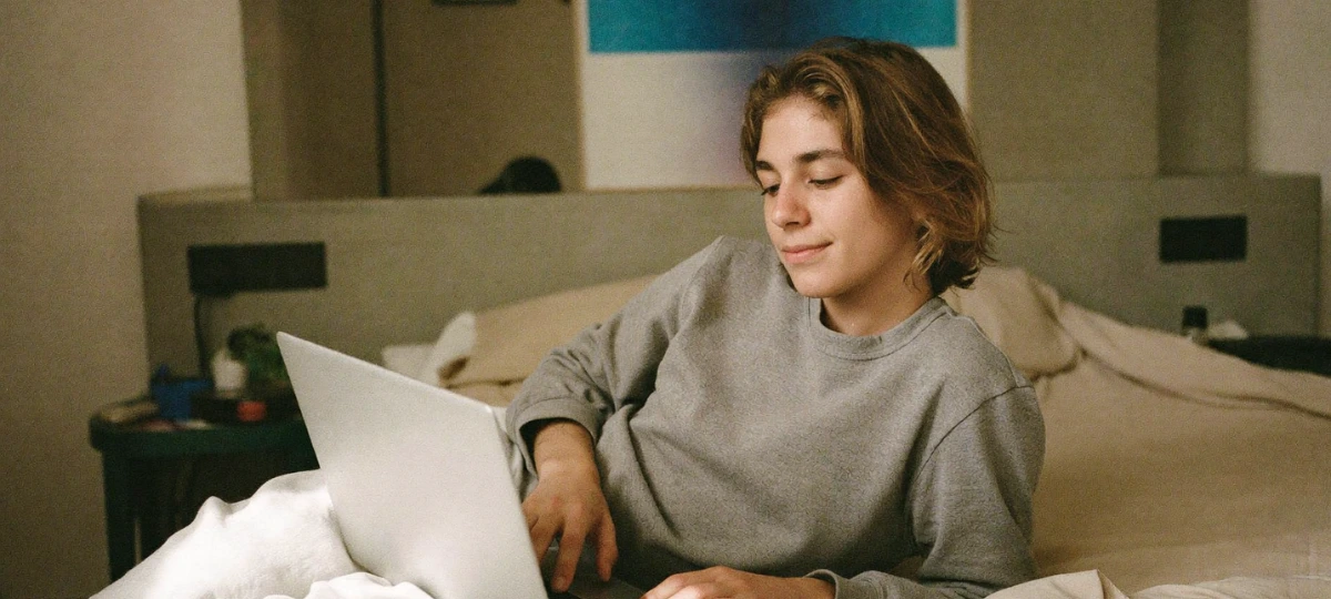 Young adult virtual anxiety treatment from the comfort of their bedroom